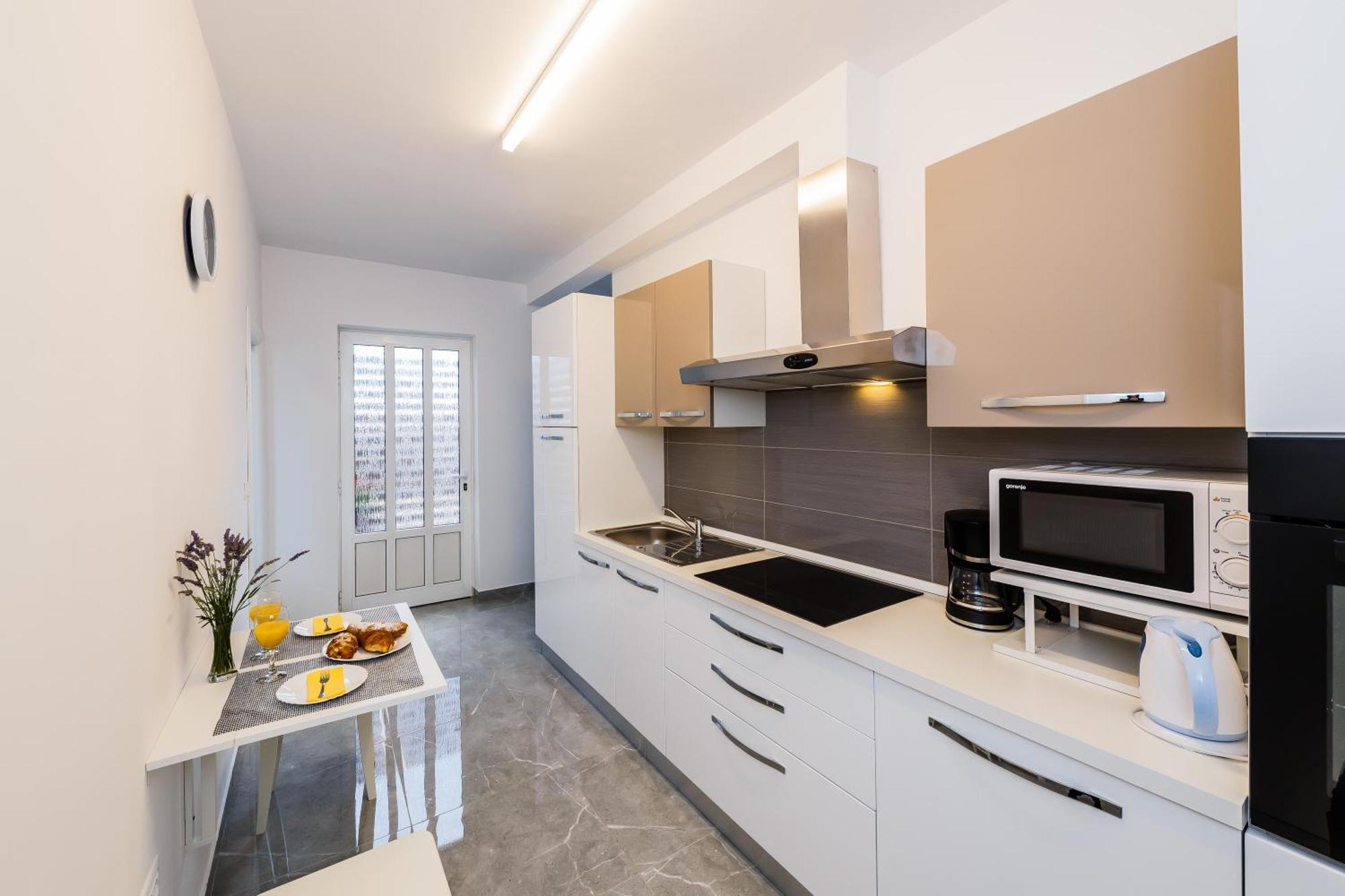 Apartmani Ujakovic Kaštela Екстериор снимка