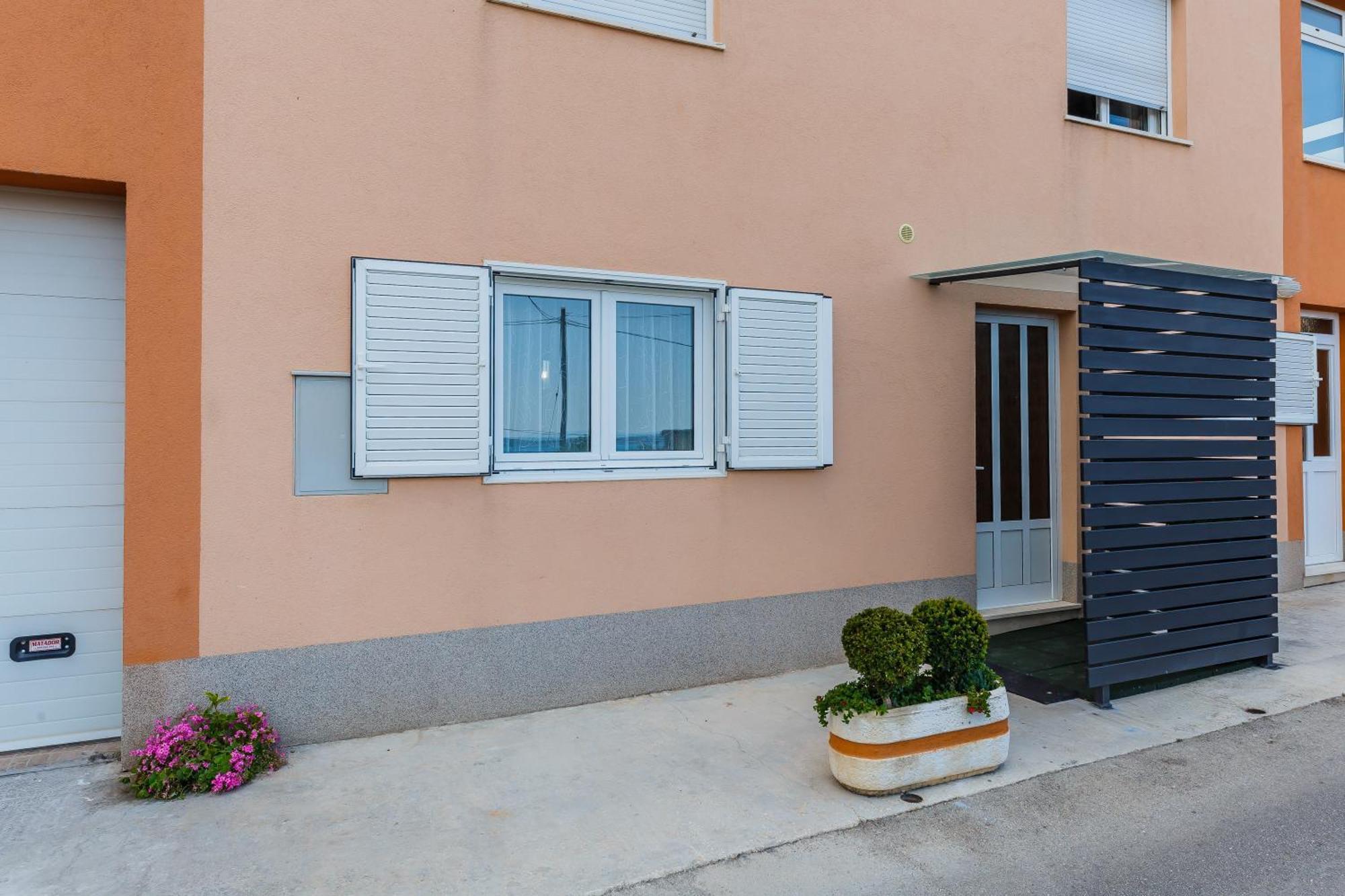 Apartmani Ujakovic Kaštela Екстериор снимка